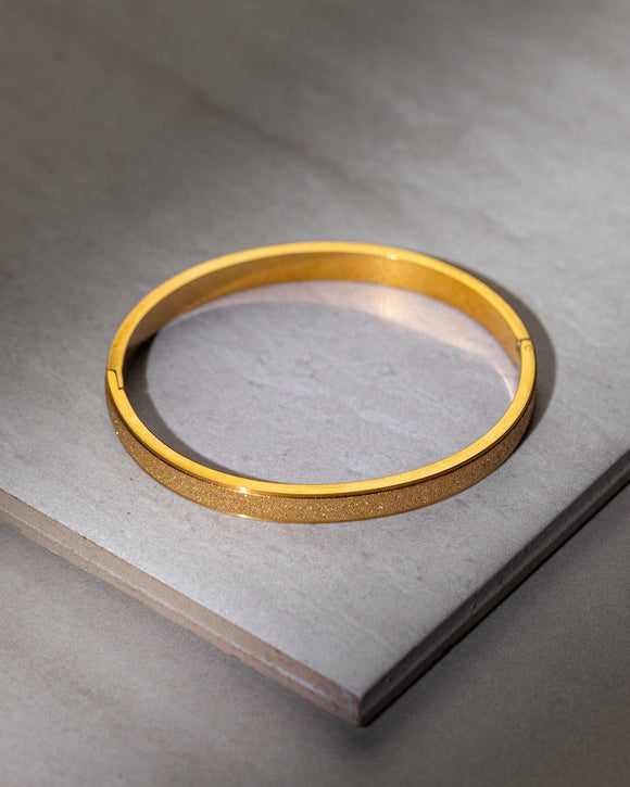 Classic Frosted Shell Bangle